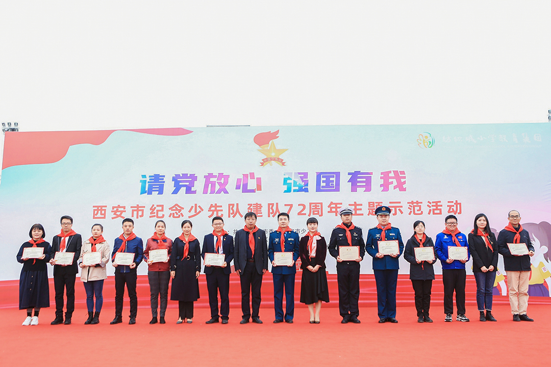 配图：与会辅导为校表领导员们宣告聘书和标志牌。.jpg